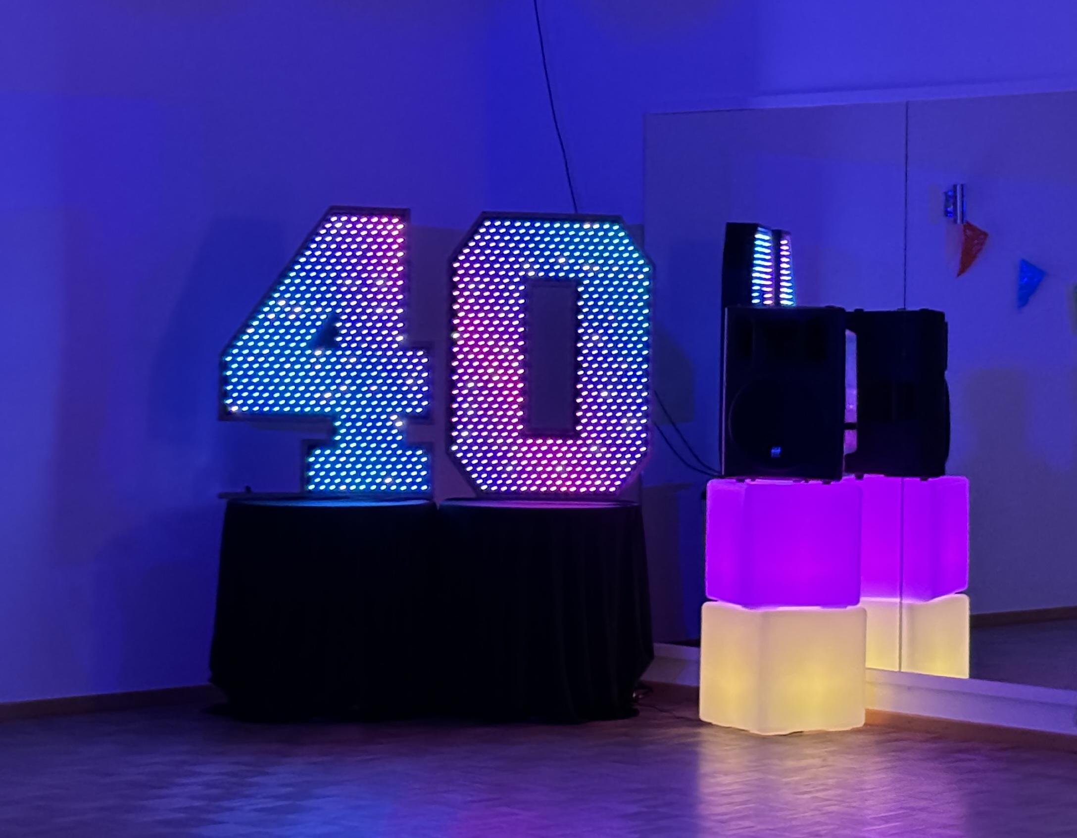 LED cijfers 40 in kleurrijke regenboogkleuren op een verjaardagsfeest