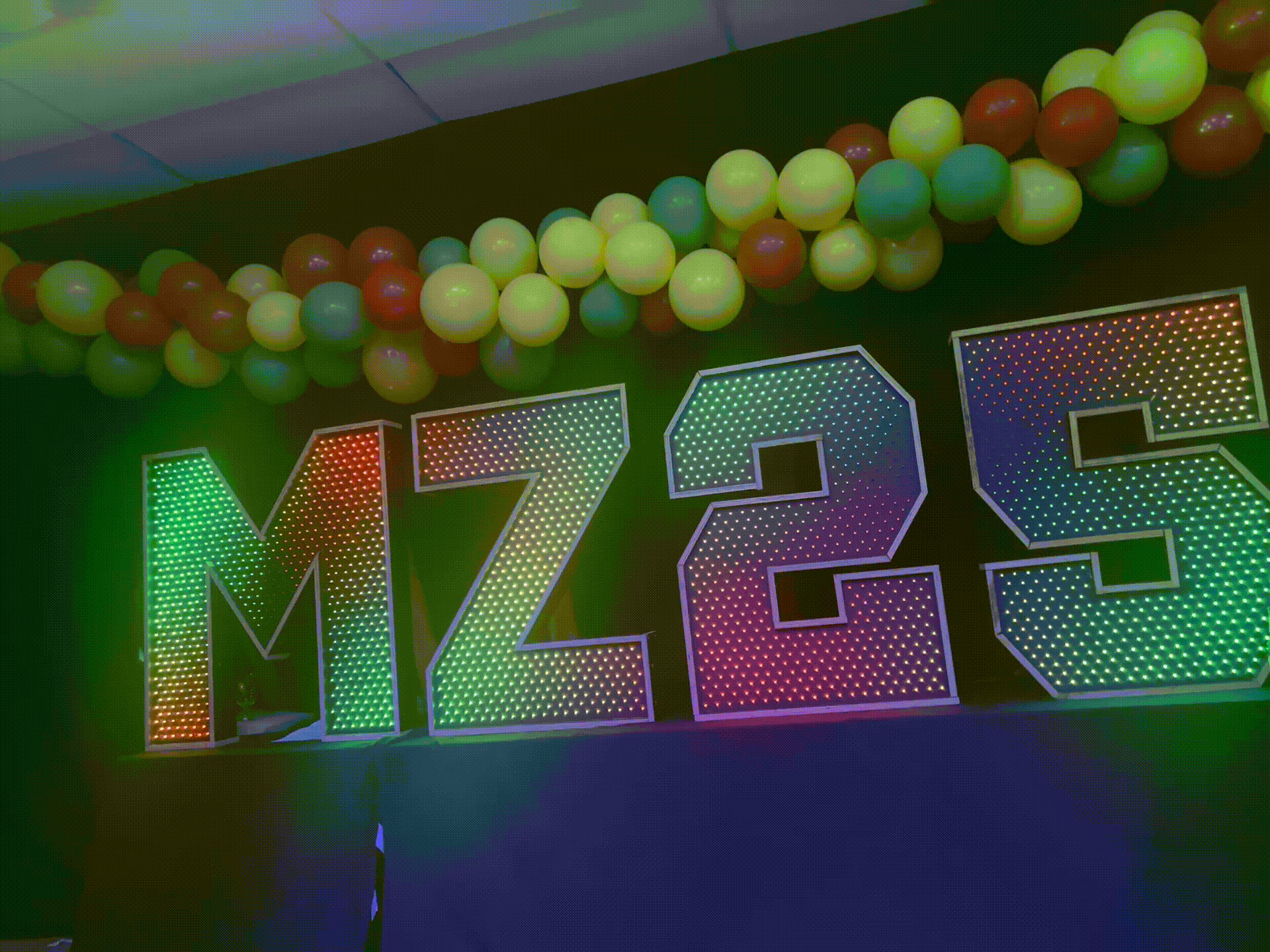 LED letters MZ25 in carnavalskleuren op een mannenzitting